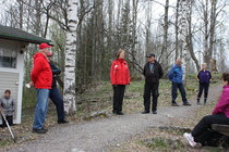 Puheenjohtajat sekä lisää väkeä saapuu paikalle..