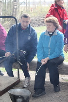 Myös Kunnanjohtajalle ja Kirkkoherralle maistui makkara...