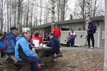 Porukat syventyneet kuuntelemaan puheita..