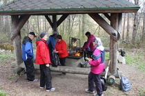 Myös rillä valmistauduttiin makkaran paistoon..