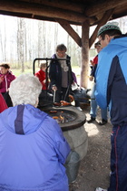 Myös rillä valmistauduttiin makkaran paistoon..