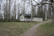 Päärakennus kosteikolta tultaessa nähtynä...